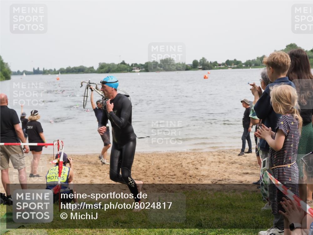 21.06.2025 - 27. Vierlanden-Triathlon MichiJ http://msf.ph/oto/8024817 15.06.2026 10:55:44 Schwimmen 712, 736 meine-sportfotos.de