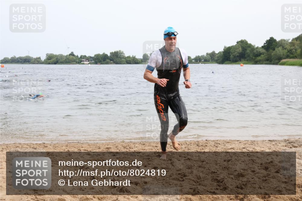 15.06.2025 - 27. Vierlanden-Triathlon Lena Gebhardt http://msf.ph/oto/8024819 15.06.2025 10:56:18 Schwimmen 702, 716, 730 meine-sportfotos.de