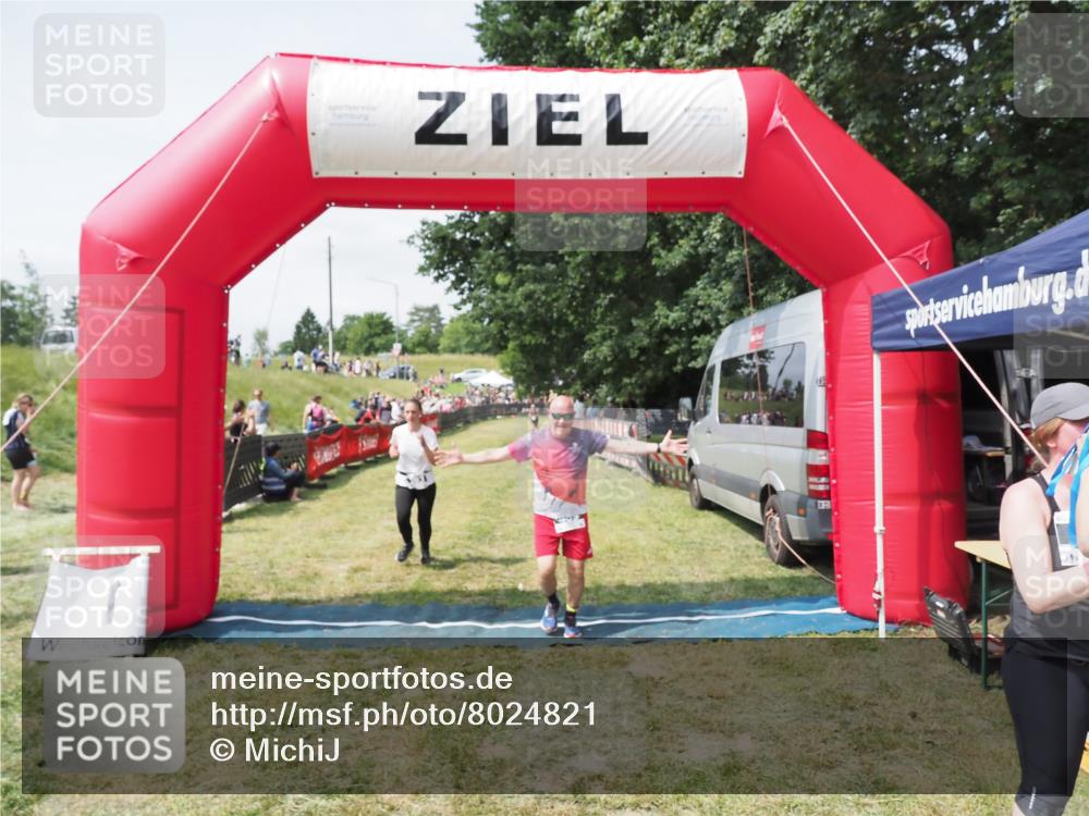 21.06.2025 - 27. Vierlanden-Triathlon MichiJ http://msf.ph/oto/8024821 15.06.2026 11:52:54 Ziel 459, 593, 616 meine-sportfotos.de