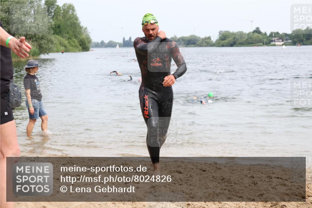 15.06.2025 - 27. Vierlanden-Triathlon Lena Gebhardt http://msf.ph/oto/8024826 15.06.2025 10:56:19 Schwimmen 702, 716, 730, 771 meine-sportfotos.de