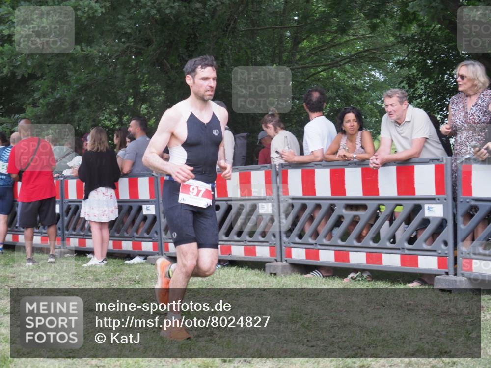 21.06.2025 - 27. Vierlanden-Triathlon KatJ http://msf.ph/oto/8024827 15.06.2025 13:27:22 Ziel 97, 114, 762, 951 meine-sportfotos.de
