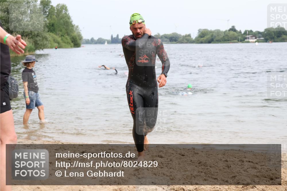 15.06.2025 - 27. Vierlanden-Triathlon Lena Gebhardt http://msf.ph/oto/8024829 15.06.2025 10:56:19 Schwimmen 702, 716, 730, 771 meine-sportfotos.de