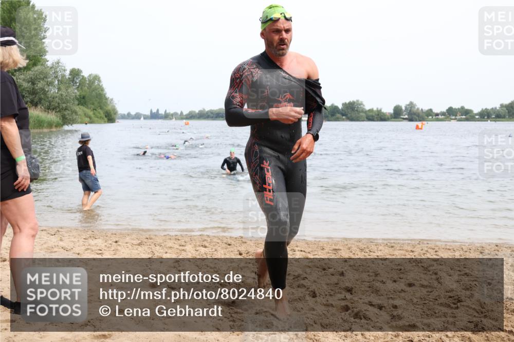 15.06.2025 - 27. Vierlanden-Triathlon Lena Gebhardt http://msf.ph/oto/8024840 15.06.2025 10:56:20 Schwimmen 702, 716, 730, 771 meine-sportfotos.de
