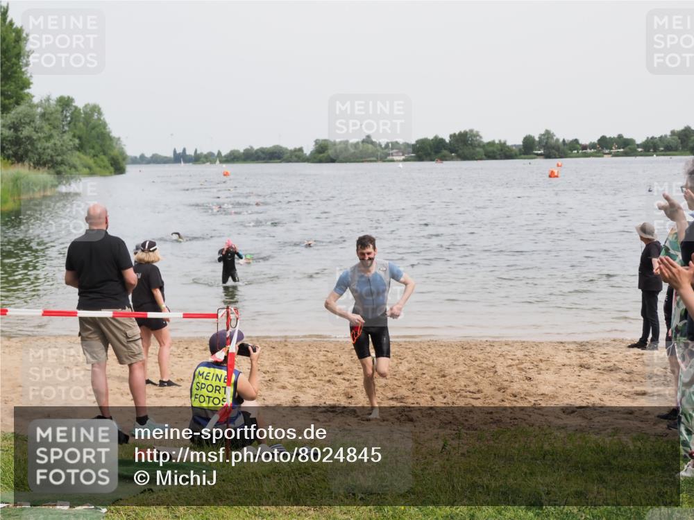 21.06.2025 - 27. Vierlanden-Triathlon MichiJ http://msf.ph/oto/8024845 15.06.2026 10:55:57 Schwimmen 683, 733 meine-sportfotos.de