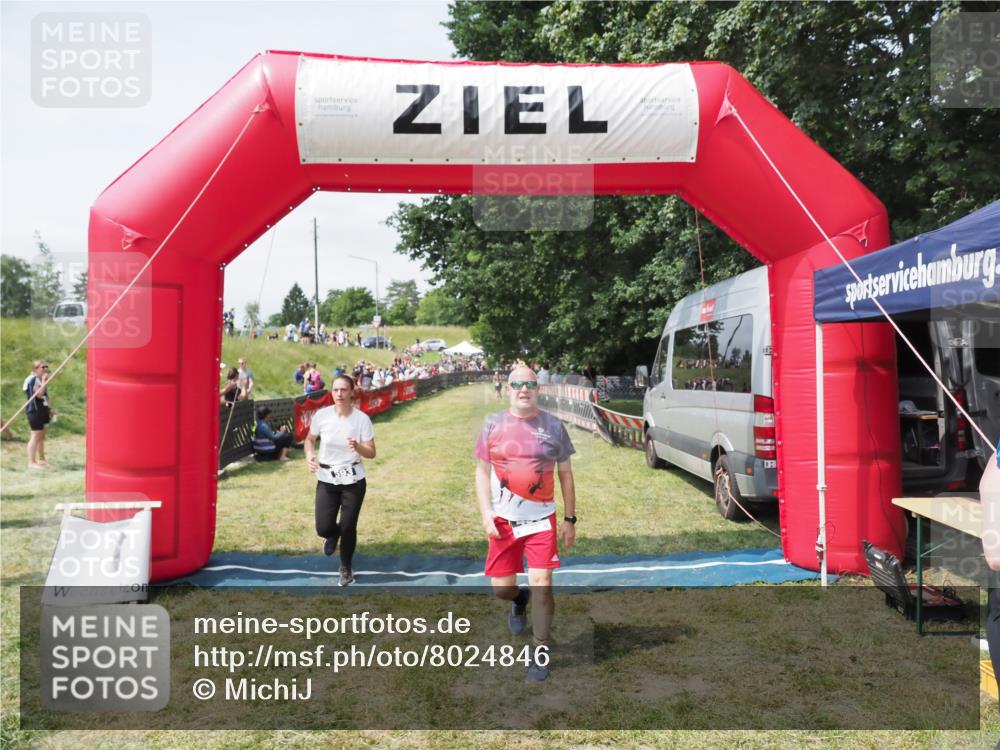 21.06.2025 - 27. Vierlanden-Triathlon MichiJ http://msf.ph/oto/8024846 15.06.2026 11:52:54 Ziel 459, 593, 616 meine-sportfotos.de