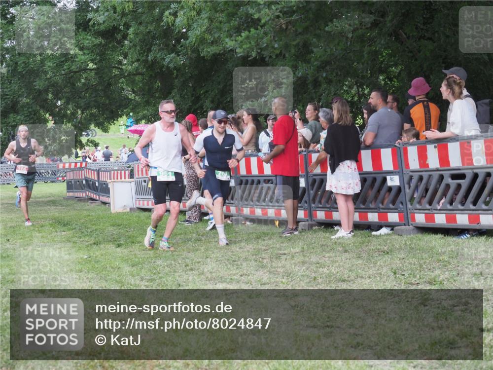 21.06.2025 - 27. Vierlanden-Triathlon KatJ http://msf.ph/oto/8024847 15.06.2025 13:27:27 Ziel 114, 762, 951 meine-sportfotos.de