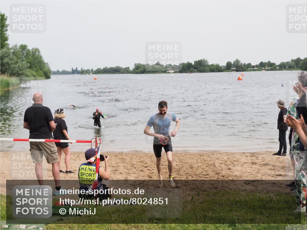 21.06.2025 - 27. Vierlanden-Triathlon MichiJ http://msf.ph/oto/8024851 15.06.2026 10:55:57 Schwimmen 683, 733 meine-sportfotos.de