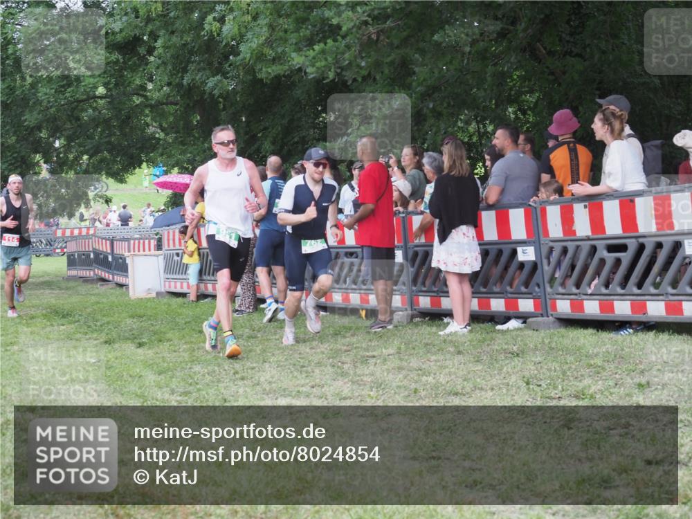 21.06.2025 - 27. Vierlanden-Triathlon KatJ http://msf.ph/oto/8024854 15.06.2025 13:27:27 Ziel 114, 762, 951 meine-sportfotos.de