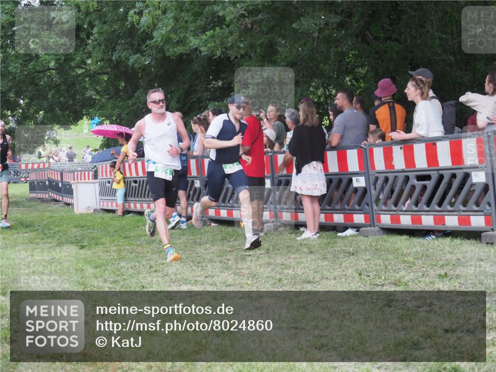 21.06.2025 - 27. Vierlanden-Triathlon KatJ http://msf.ph/oto/8024860 15.06.2025 13:27:27 Ziel 114, 762, 951 meine-sportfotos.de