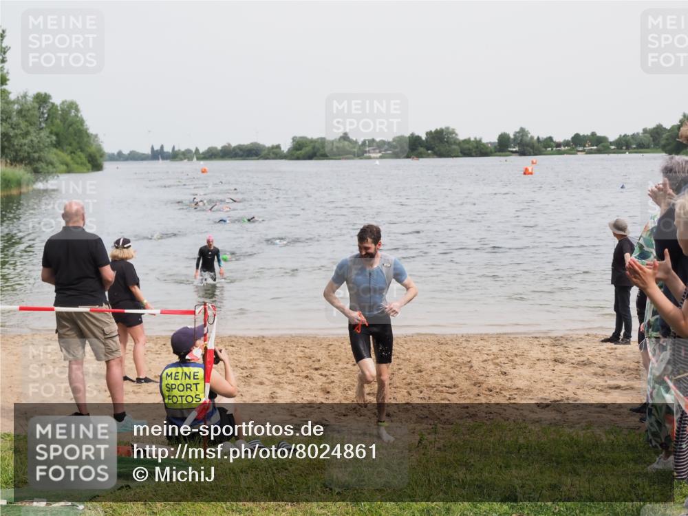 21.06.2025 - 27. Vierlanden-Triathlon MichiJ http://msf.ph/oto/8024861 15.06.2026 10:55:57 Schwimmen 683, 733 meine-sportfotos.de