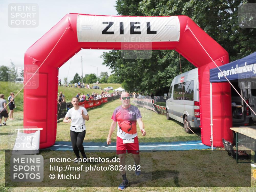 21.06.2025 - 27. Vierlanden-Triathlon MichiJ http://msf.ph/oto/8024862 15.06.2026 11:52:55 Ziel 459, 593, 616 meine-sportfotos.de