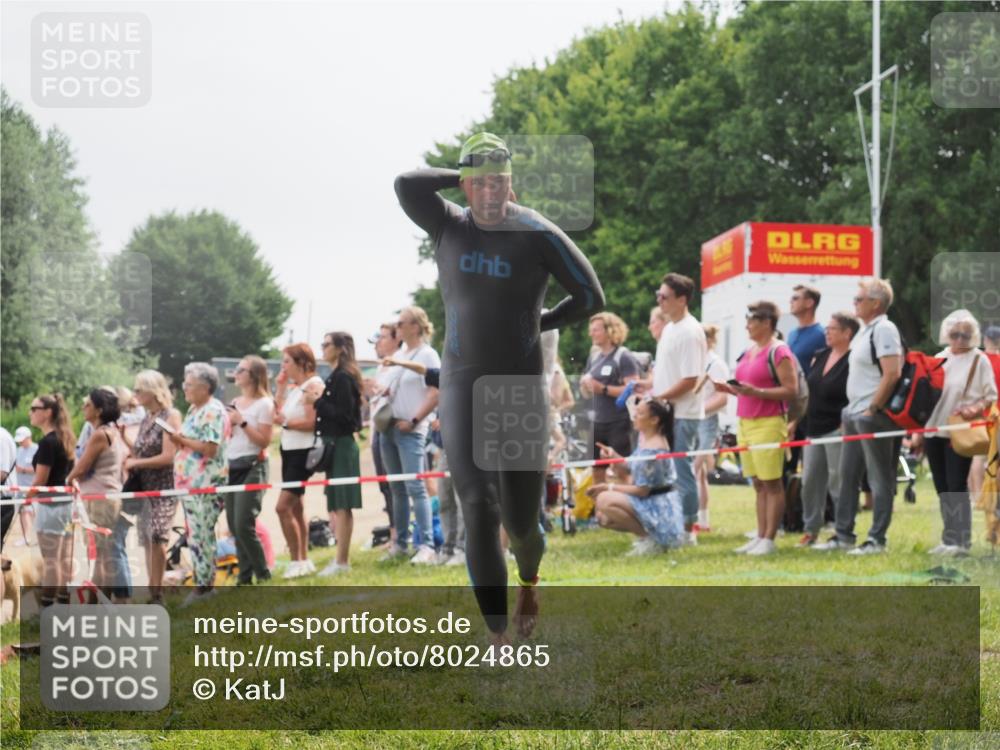 15.06.2025 - 27. Vierlanden-Triathlon KatJ http://msf.ph/oto/8024865 15.06.2025 10:58:10 Schwimmen 640, 647, 762 meine-sportfotos.de