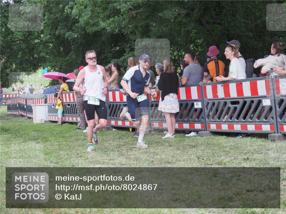 21.06.2025 - 27. Vierlanden-Triathlon KatJ http://msf.ph/oto/8024867 15.06.2025 13:27:27 Ziel 114, 762, 951 meine-sportfotos.de