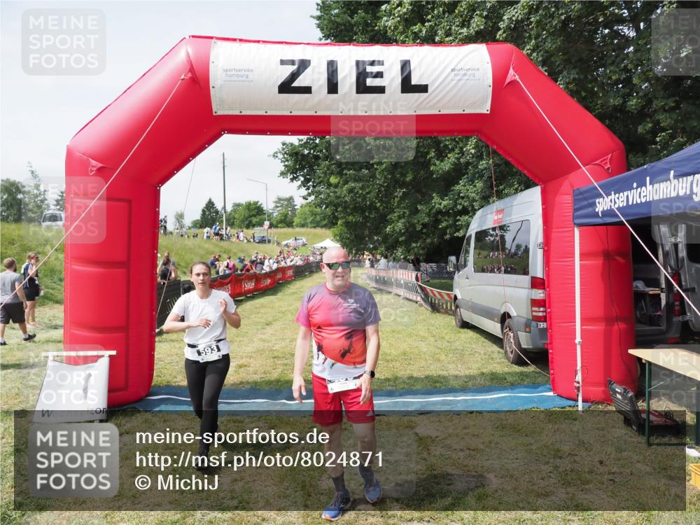 21.06.2025 - 27. Vierlanden-Triathlon MichiJ http://msf.ph/oto/8024871 15.06.2026 11:52:55 Ziel 459, 593, 616 meine-sportfotos.de