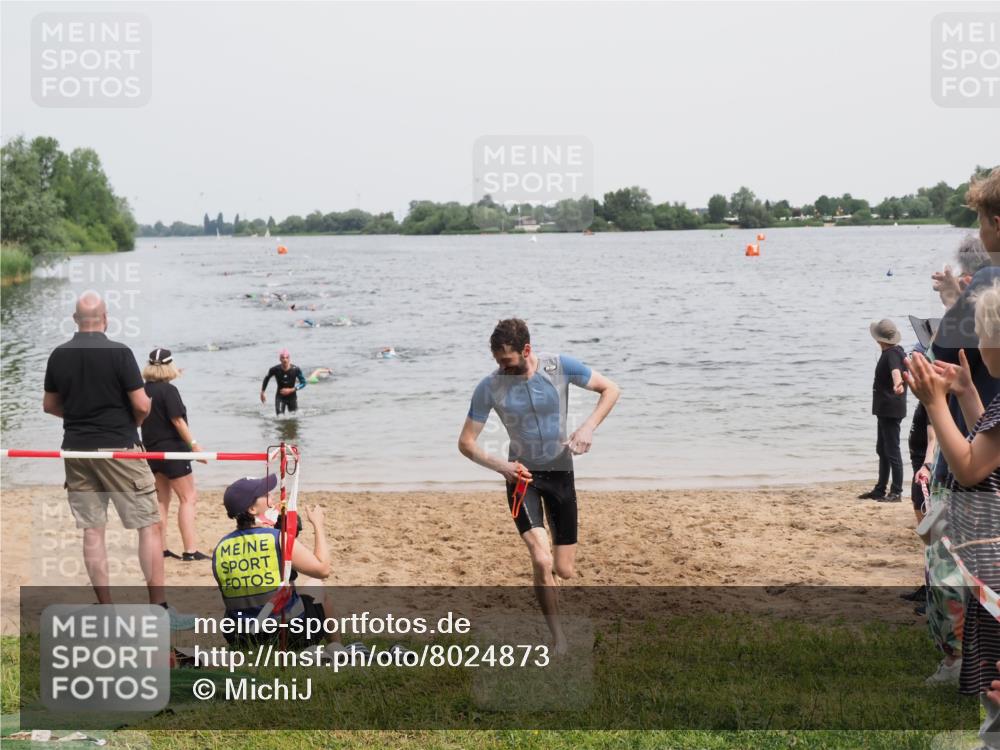 21.06.2025 - 27. Vierlanden-Triathlon MichiJ http://msf.ph/oto/8024873 15.06.2026 10:55:57 Schwimmen 683, 733 meine-sportfotos.de