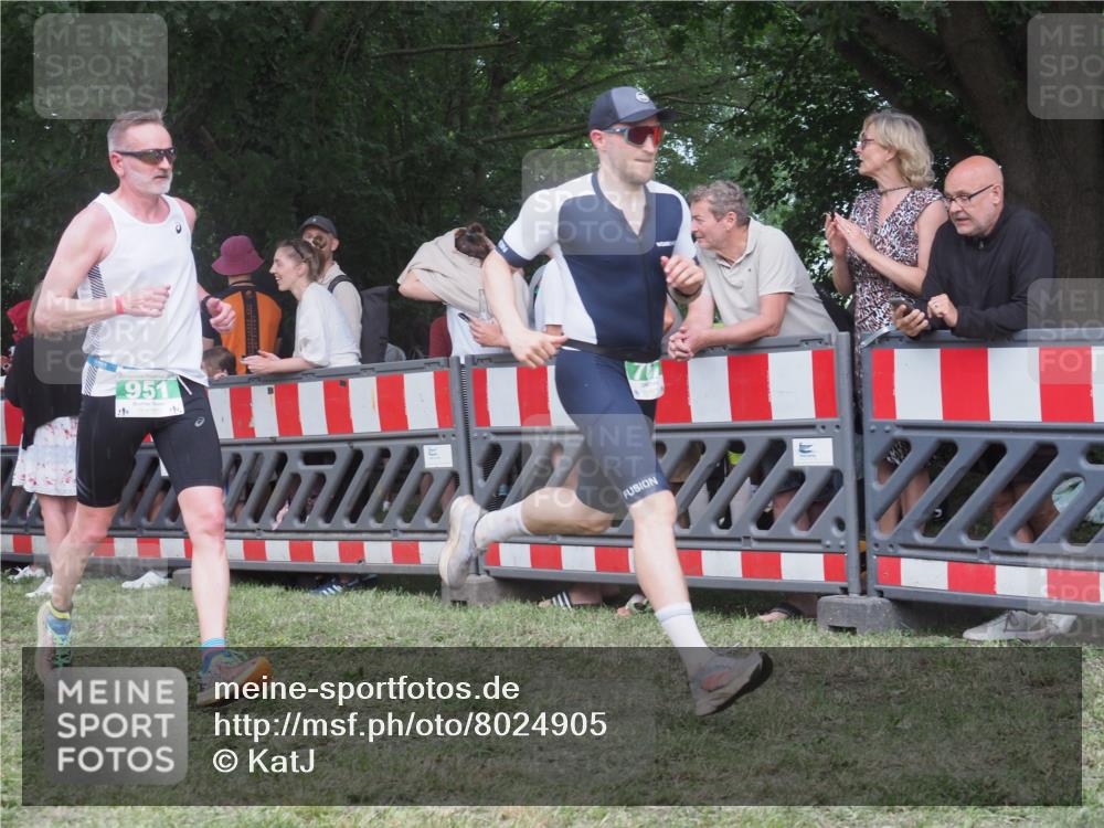 21.06.2025 - 27. Vierlanden-Triathlon KatJ http://msf.ph/oto/8024905 15.06.2025 13:27:28 Ziel 114, 762, 951 meine-sportfotos.de