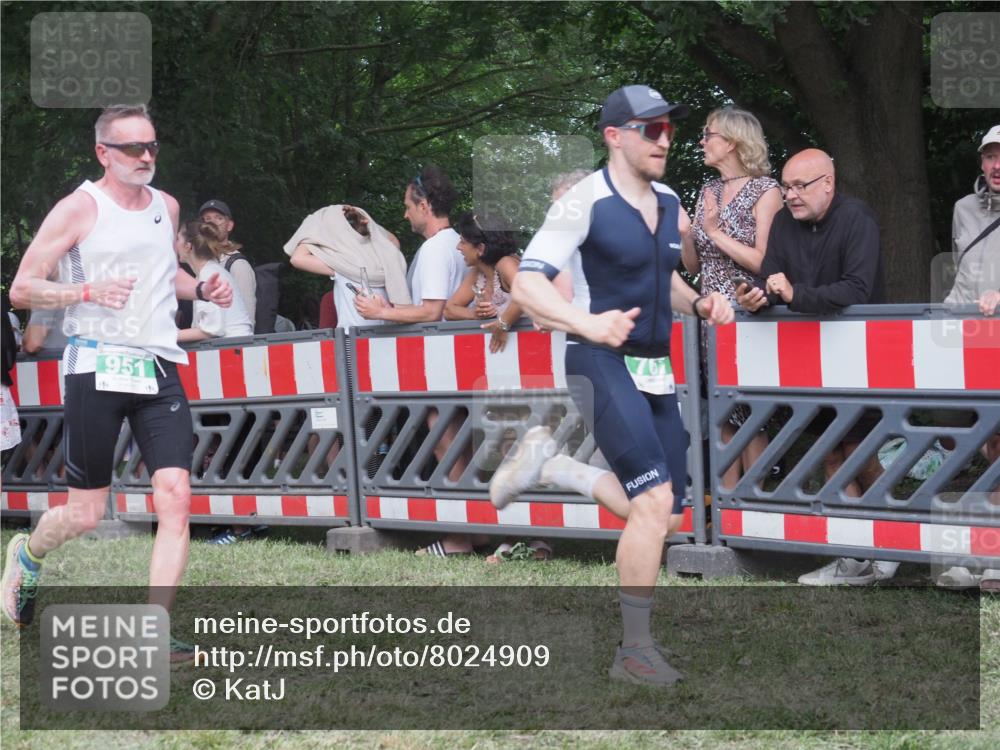 21.06.2025 - 27. Vierlanden-Triathlon KatJ http://msf.ph/oto/8024909 15.06.2025 13:27:28 Ziel 114, 762, 951 meine-sportfotos.de