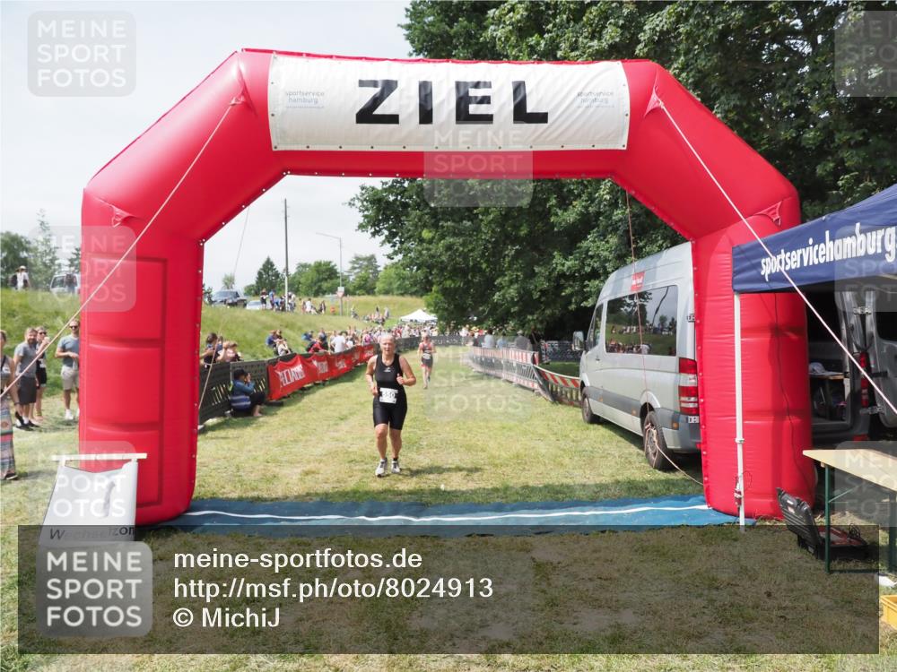 21.06.2025 - 27. Vierlanden-Triathlon MichiJ http://msf.ph/oto/8024913 15.06.2026 11:53:07 Ziel 550 meine-sportfotos.de