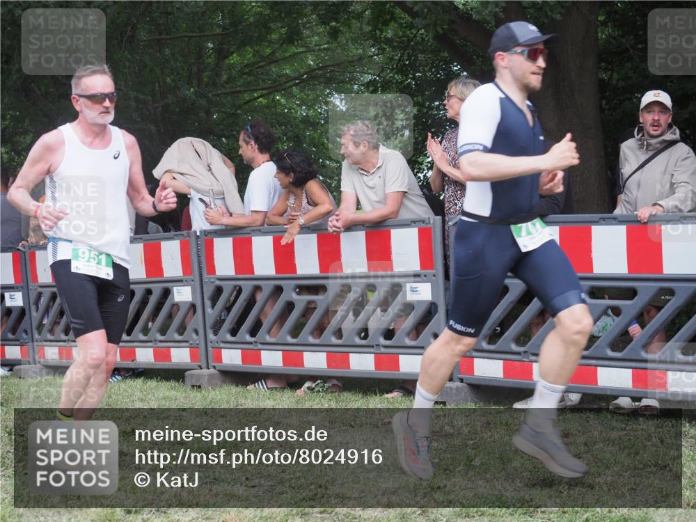 21.06.2025 - 27. Vierlanden-Triathlon KatJ http://msf.ph/oto/8024916 15.06.2025 13:27:29 Ziel 114, 762, 951 meine-sportfotos.de