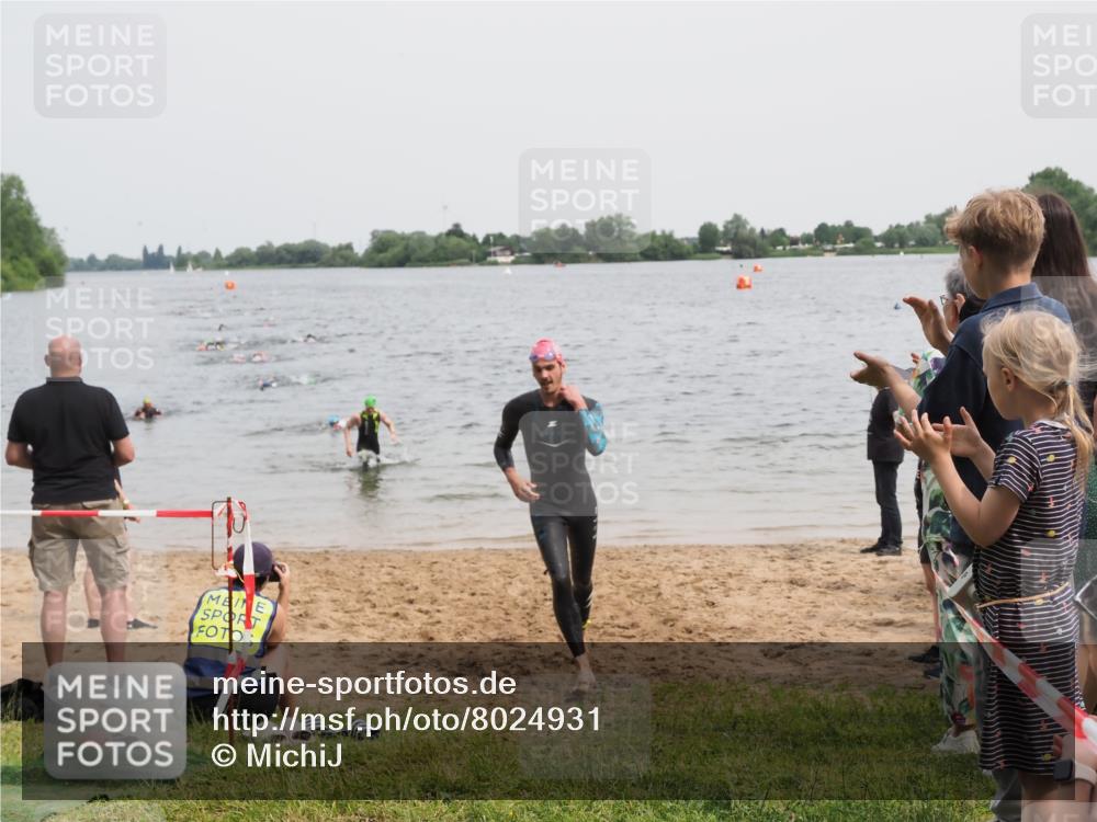 21.06.2025 - 27. Vierlanden-Triathlon MichiJ http://msf.ph/oto/8024931 15.06.2026 10:56:05 Schwimmen 702, 733 meine-sportfotos.de
