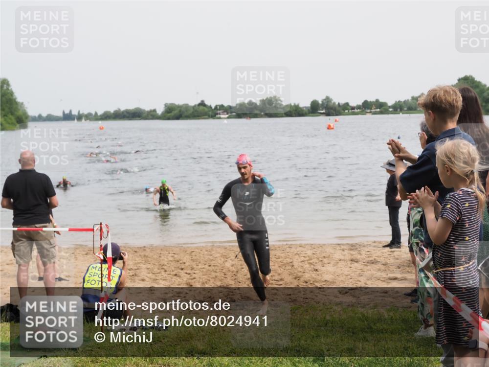 21.06.2025 - 27. Vierlanden-Triathlon MichiJ http://msf.ph/oto/8024941 15.06.2026 10:56:05 Schwimmen 702, 733 meine-sportfotos.de