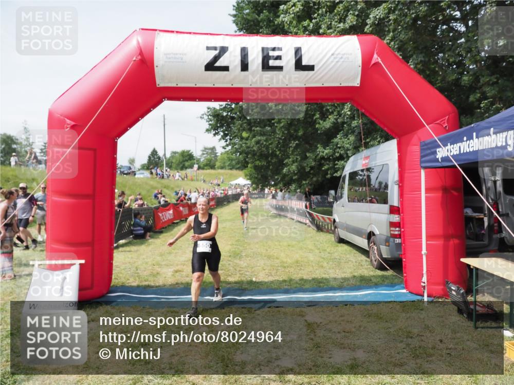 21.06.2025 - 27. Vierlanden-Triathlon MichiJ http://msf.ph/oto/8024964 15.06.2026 11:53:08 Ziel 488, 550 meine-sportfotos.de