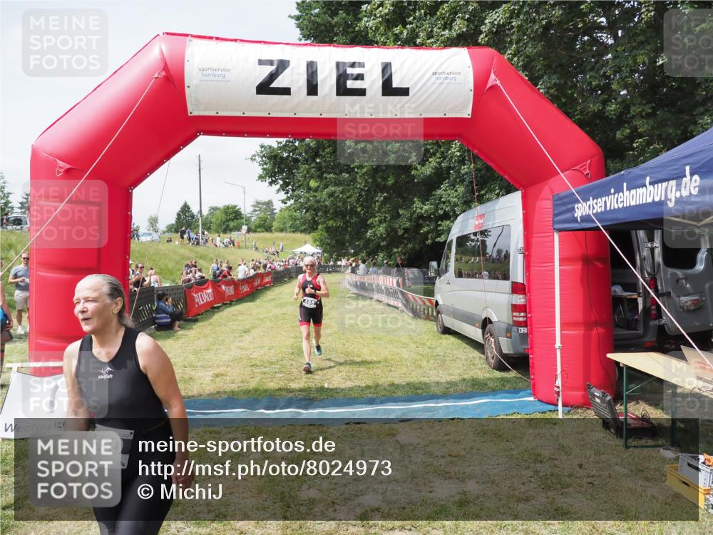 21.06.2025 - 27. Vierlanden-Triathlon MichiJ http://msf.ph/oto/8024973 15.06.2026 11:53:11 Ziel 488, 550 meine-sportfotos.de