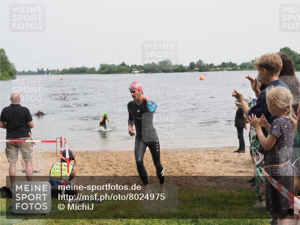 21.06.2025 - 27. Vierlanden-Triathlon MichiJ http://msf.ph/oto/8024975 15.06.2026 10:56:05 Schwimmen 702, 733 meine-sportfotos.de