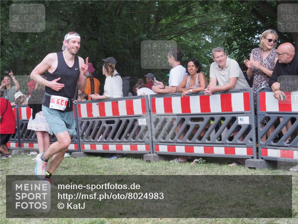 21.06.2025 - 27. Vierlanden-Triathlon KatJ http://msf.ph/oto/8024983 15.06.2025 13:27:31 Ziel 114, 951 meine-sportfotos.de