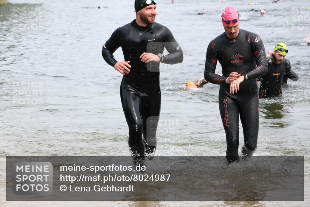 15.06.2025 - 27. Vierlanden-Triathlon Lena Gebhardt http://msf.ph/oto/8024987 15.06.2025 10:56:42 Schwimmen 642, 651, 685, 691, 755 meine-sportfotos.de