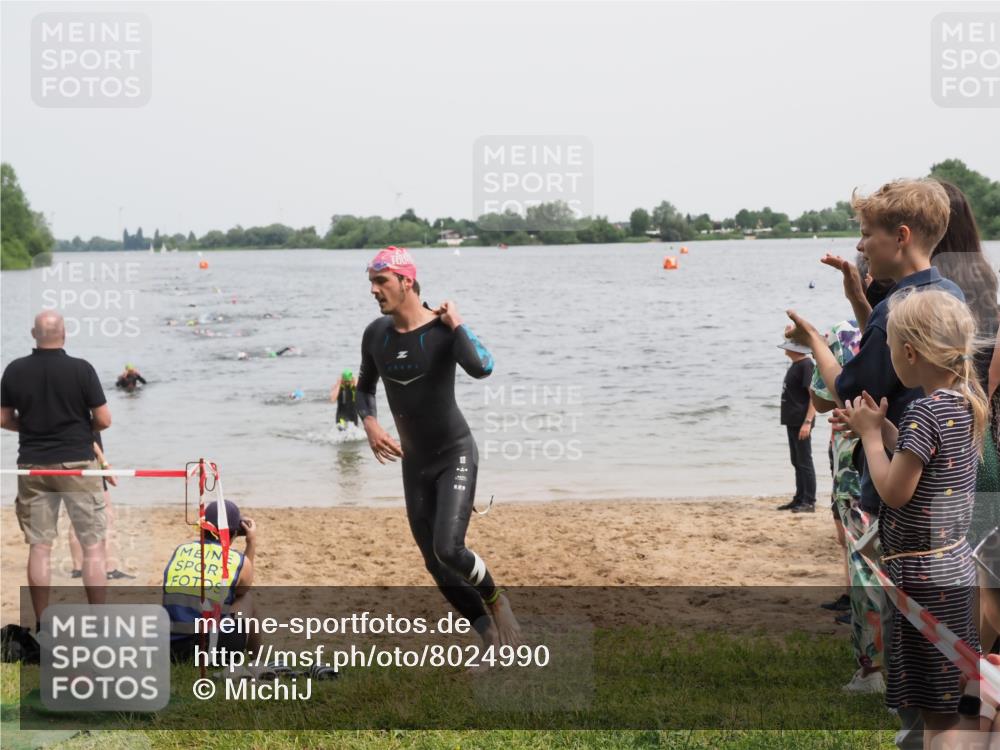 21.06.2025 - 27. Vierlanden-Triathlon MichiJ http://msf.ph/oto/8024990 15.06.2026 10:56:06 Schwimmen 702, 733 meine-sportfotos.de