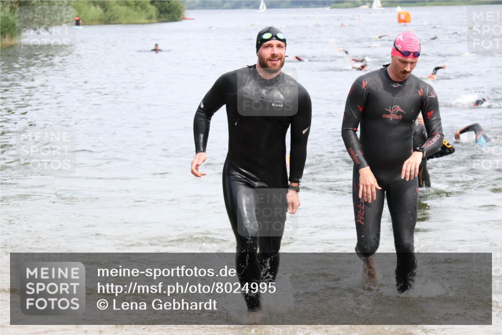 15.06.2025 - 27. Vierlanden-Triathlon Lena Gebhardt http://msf.ph/oto/8024995 15.06.2025 10:56:43 Schwimmen 642, 651, 685, 688, 691, 755 meine-sportfotos.de
