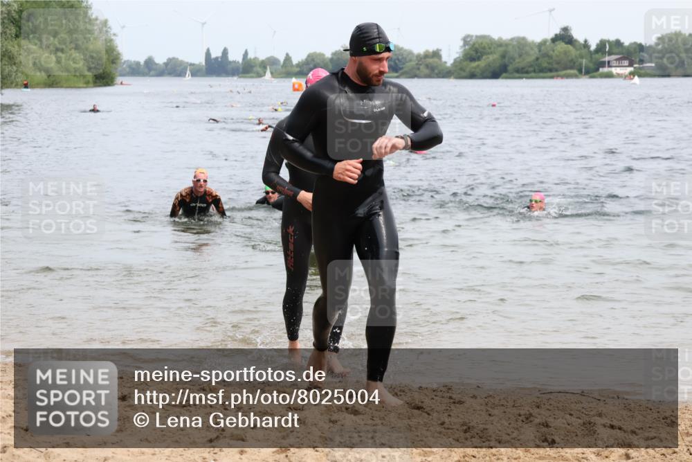 15.06.2025 - 27. Vierlanden-Triathlon Lena Gebhardt http://msf.ph/oto/8025004 15.06.2025 10:56:45 Schwimmen 642, 651, 685, 688, 691, 755 meine-sportfotos.de