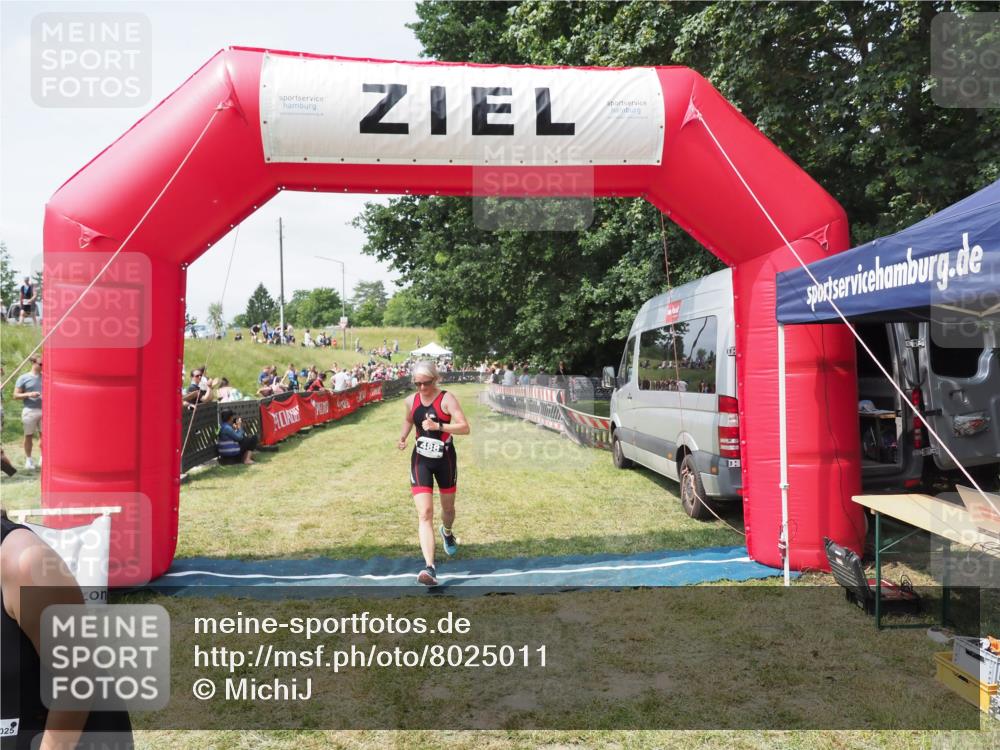21.06.2025 - 27. Vierlanden-Triathlon MichiJ http://msf.ph/oto/8025011 15.06.2026 11:53:12 Ziel 488, 550 meine-sportfotos.de