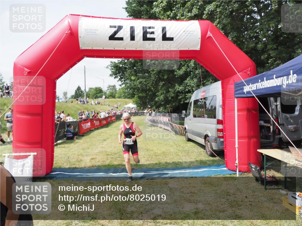 21.06.2025 - 27. Vierlanden-Triathlon MichiJ http://msf.ph/oto/8025019 15.06.2026 11:53:12 Ziel 488, 550 meine-sportfotos.de
