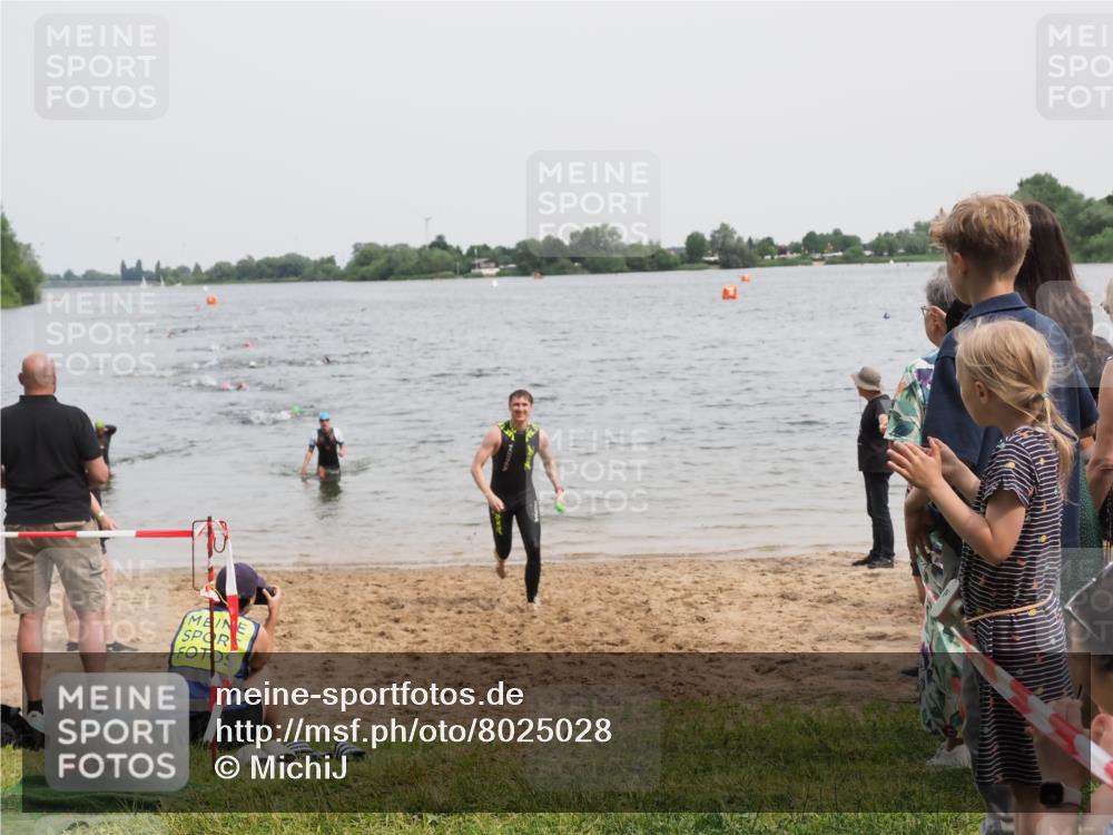 21.06.2025 - 27. Vierlanden-Triathlon MichiJ http://msf.ph/oto/8025028 15.06.2026 10:56:11 Schwimmen 702, 716, 733 meine-sportfotos.de