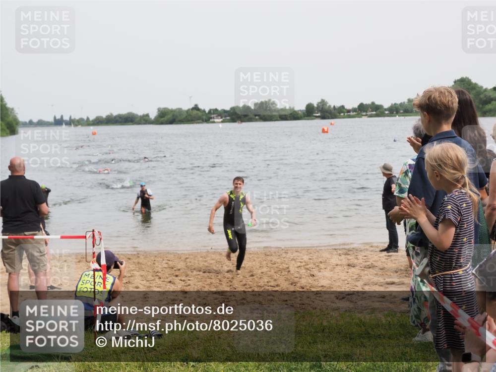 21.06.2025 - 27. Vierlanden-Triathlon MichiJ http://msf.ph/oto/8025036 15.06.2026 10:56:11 Schwimmen 702, 716, 733 meine-sportfotos.de