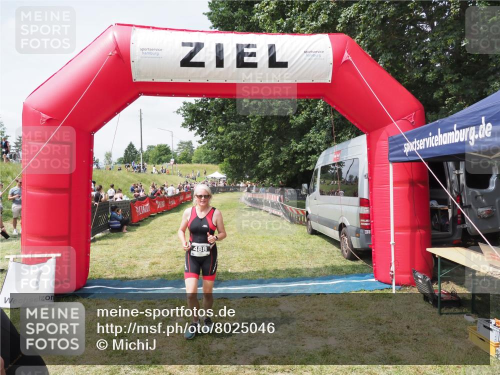 21.06.2025 - 27. Vierlanden-Triathlon MichiJ http://msf.ph/oto/8025046 15.06.2026 11:53:12 Ziel 488, 550 meine-sportfotos.de