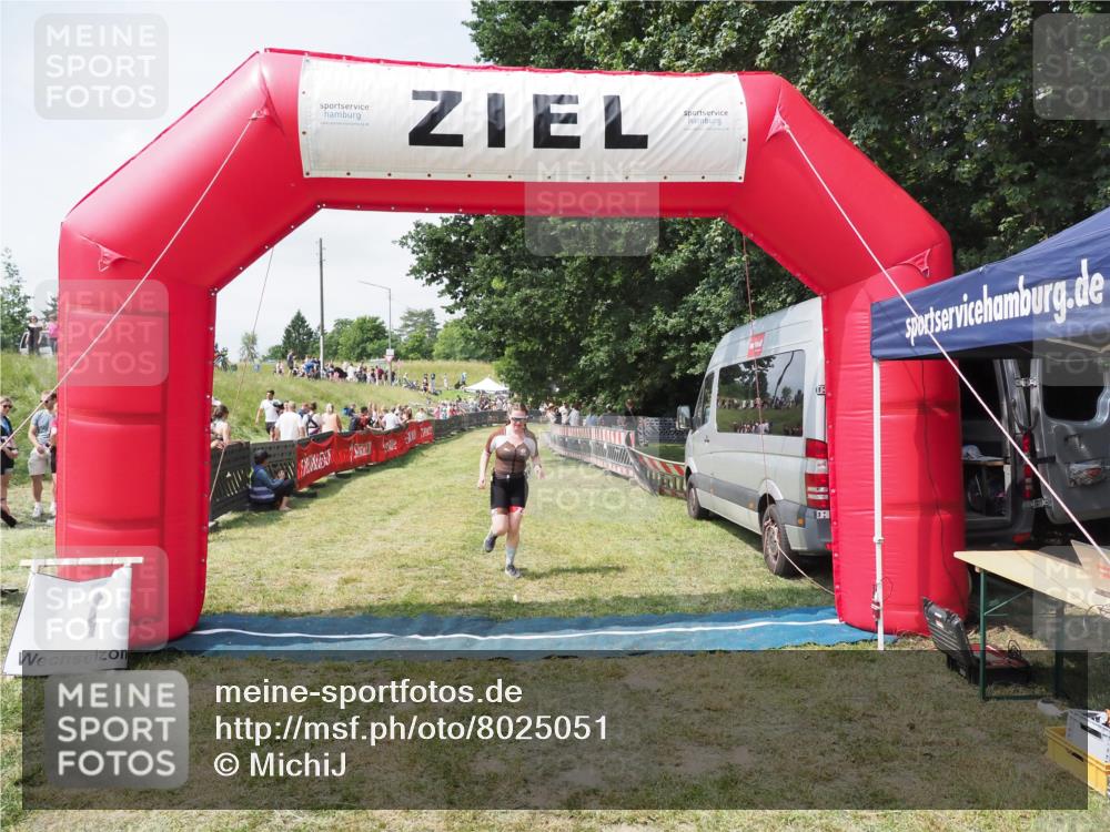 21.06.2025 - 27. Vierlanden-Triathlon MichiJ http://msf.ph/oto/8025051 15.06.2026 11:54:19 Ziel 474 meine-sportfotos.de