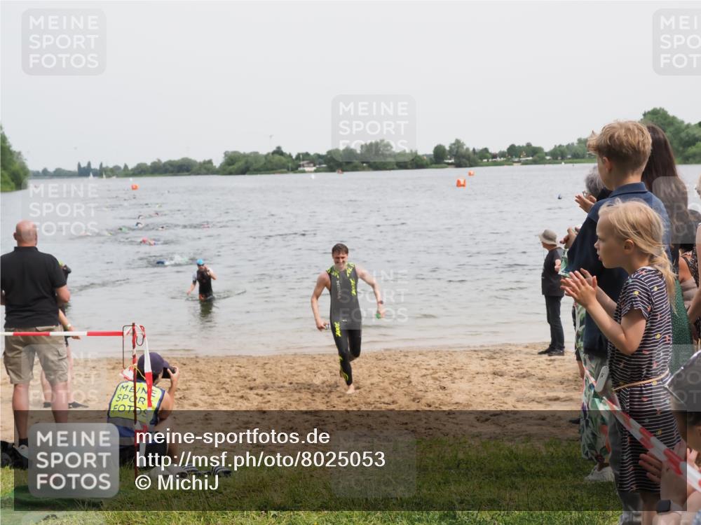21.06.2025 - 27. Vierlanden-Triathlon MichiJ http://msf.ph/oto/8025053 15.06.2026 10:56:11 Schwimmen 702, 716, 733 meine-sportfotos.de