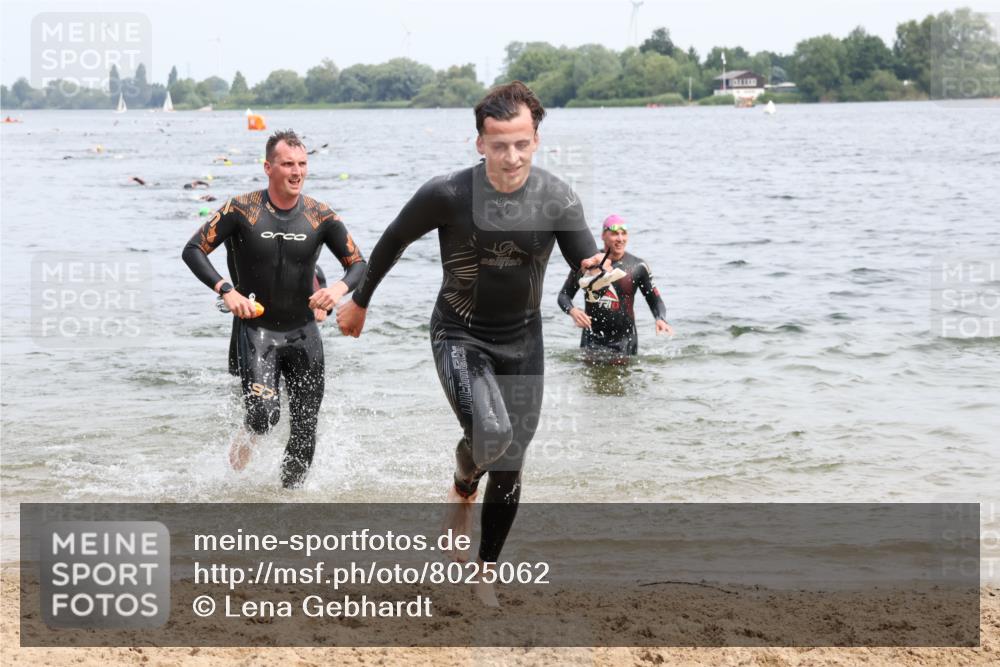 15.06.2025 - 27. Vierlanden-Triathlon Lena Gebhardt http://msf.ph/oto/8025062 15.06.2025 10:56:51 Schwimmen 642, 651, 654, 688, 691, 711, 718, 755 meine-sportfotos.de