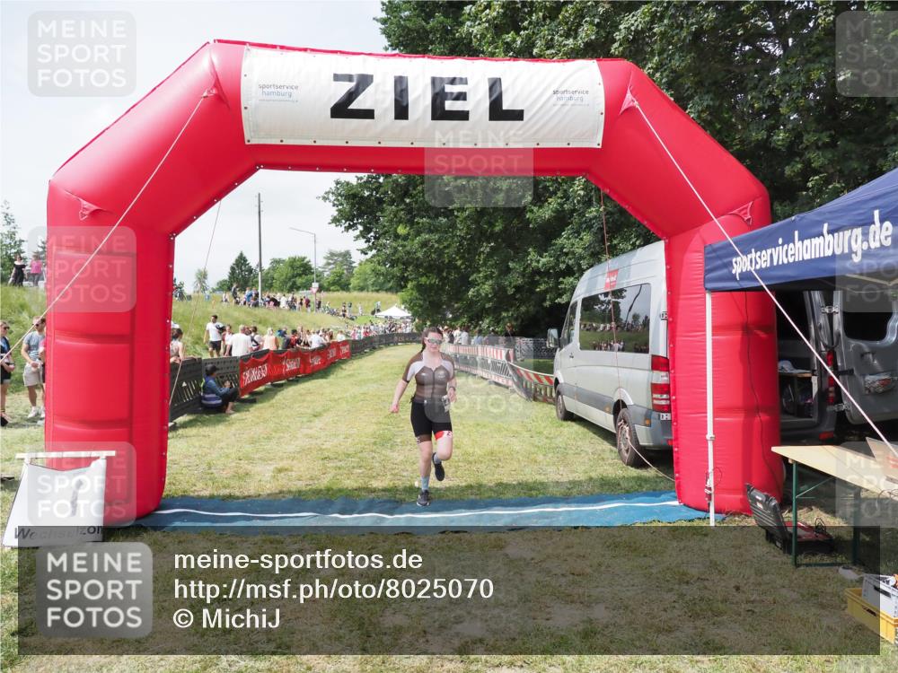 21.06.2025 - 27. Vierlanden-Triathlon MichiJ http://msf.ph/oto/8025070 15.06.2026 11:54:19 Ziel 474 meine-sportfotos.de