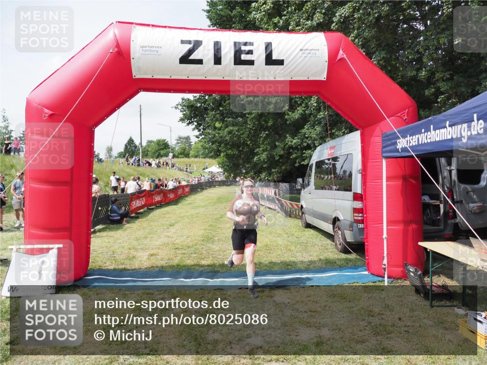 21.06.2025 - 27. Vierlanden-Triathlon MichiJ http://msf.ph/oto/8025086 15.06.2026 11:54:19 Ziel 474 meine-sportfotos.de