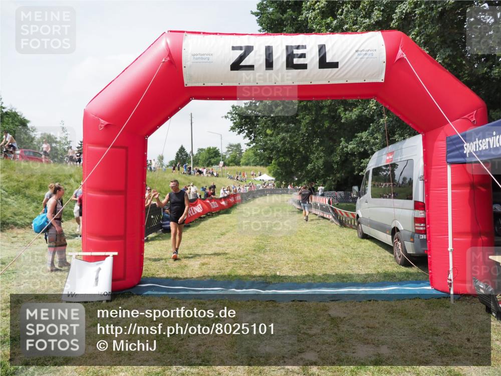 21.06.2025 - 27. Vierlanden-Triathlon MichiJ http://msf.ph/oto/8025101 15.06.2026 11:54:54 Ziel 421 meine-sportfotos.de