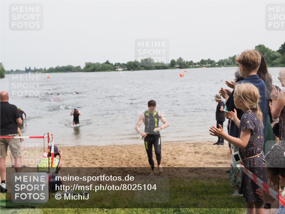 21.06.2025 - 27. Vierlanden-Triathlon MichiJ http://msf.ph/oto/8025104 15.06.2026 10:56:12 Schwimmen 702, 716, 730, 733 meine-sportfotos.de