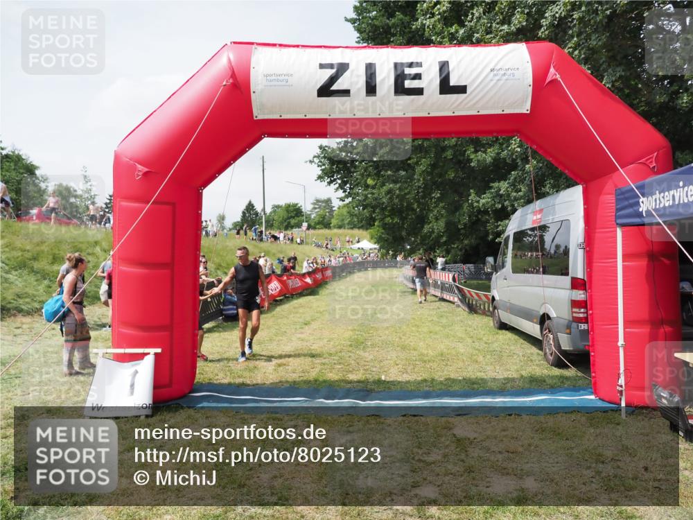 21.06.2025 - 27. Vierlanden-Triathlon MichiJ http://msf.ph/oto/8025123 15.06.2026 11:54:55 Ziel 421 meine-sportfotos.de