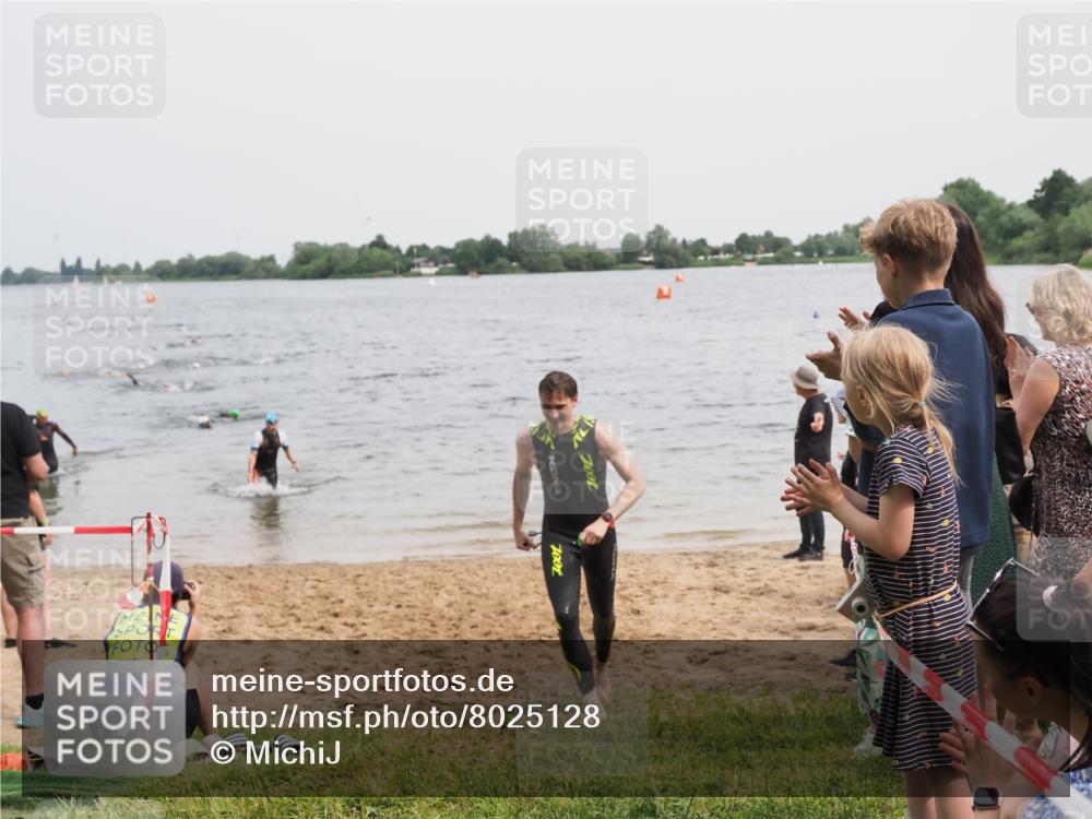 21.06.2025 - 27. Vierlanden-Triathlon MichiJ http://msf.ph/oto/8025128 15.06.2026 10:56:13 Schwimmen 702, 716, 730 meine-sportfotos.de