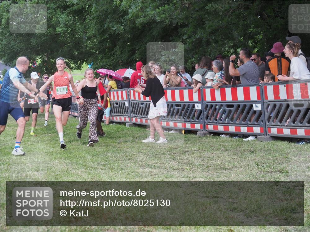 21.06.2025 - 27. Vierlanden-Triathlon KatJ http://msf.ph/oto/8025130 15.06.2025 13:27:46 Ziel 26, 686, 964, 1058, 1059, 1060 meine-sportfotos.de