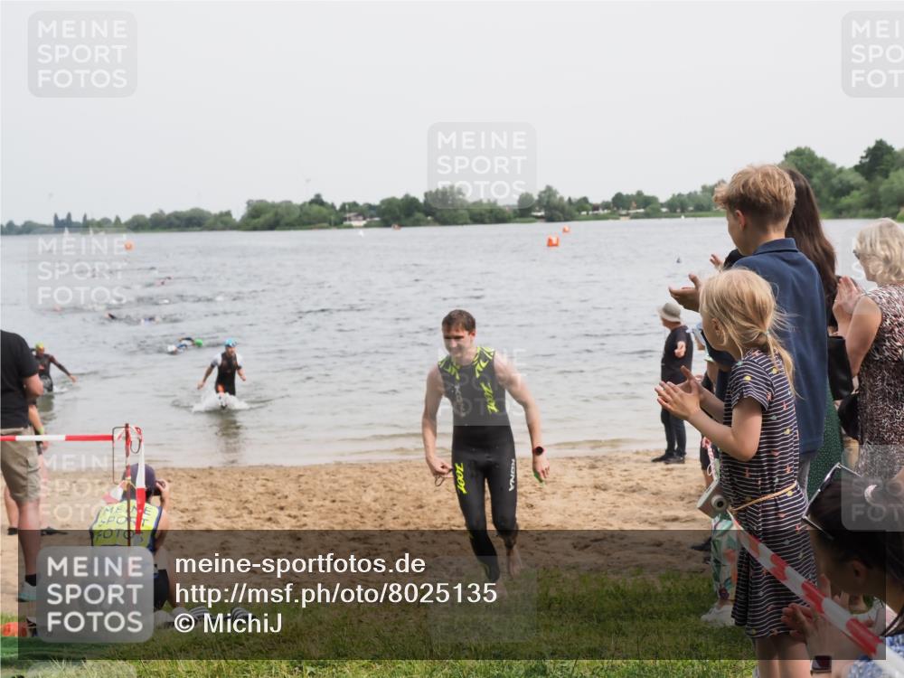 21.06.2025 - 27. Vierlanden-Triathlon MichiJ http://msf.ph/oto/8025135 15.06.2026 10:56:13 Schwimmen 702, 716, 730 meine-sportfotos.de