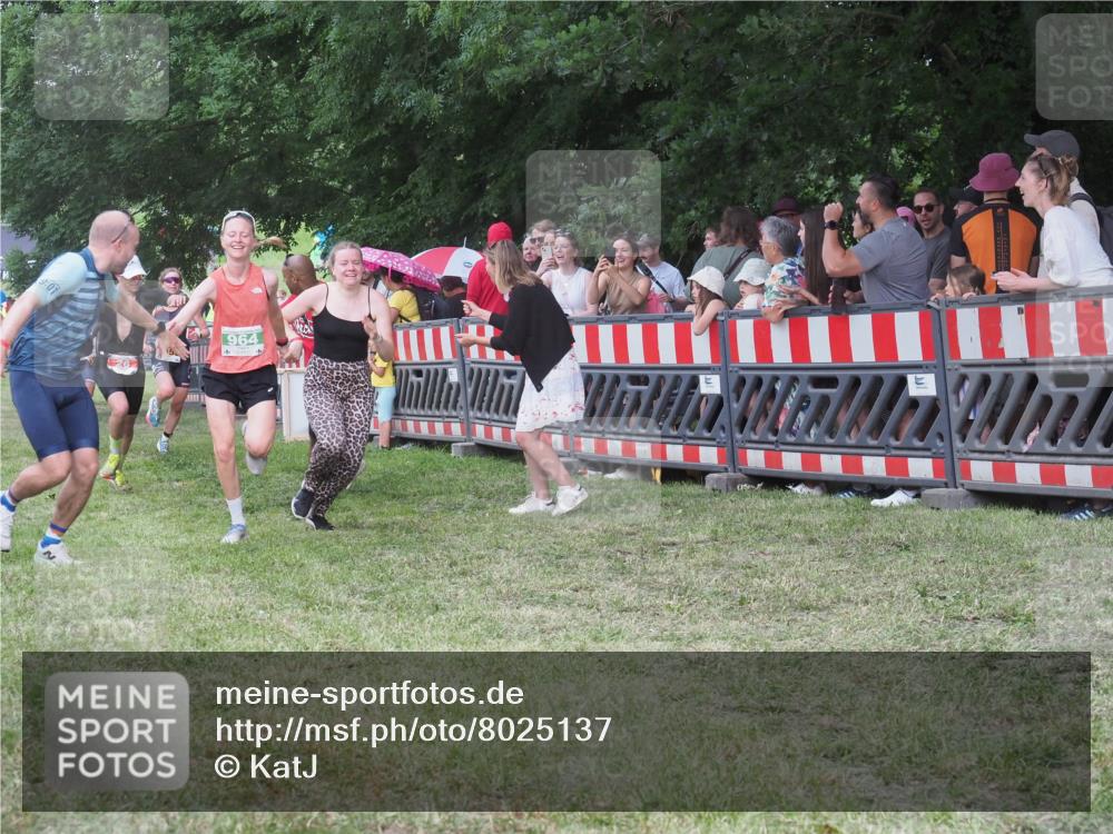 21.06.2025 - 27. Vierlanden-Triathlon KatJ http://msf.ph/oto/8025137 15.06.2025 13:27:46 Ziel 26, 686, 964, 1058, 1059, 1060 meine-sportfotos.de